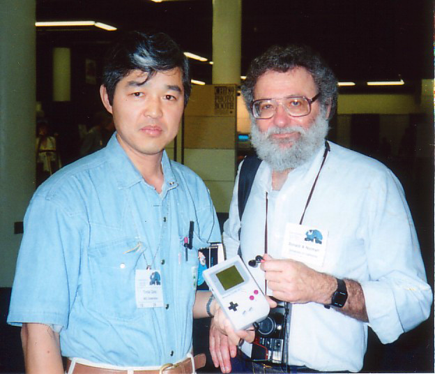 1989年4月(43才)米国オースティンのテキサス大学 コンピュータインタラクションのコンファレンスにて座長のノーマンさんと この頃、任天堂ゲームボーイが新発売され、成田空港にてお土産として入手し手渡す